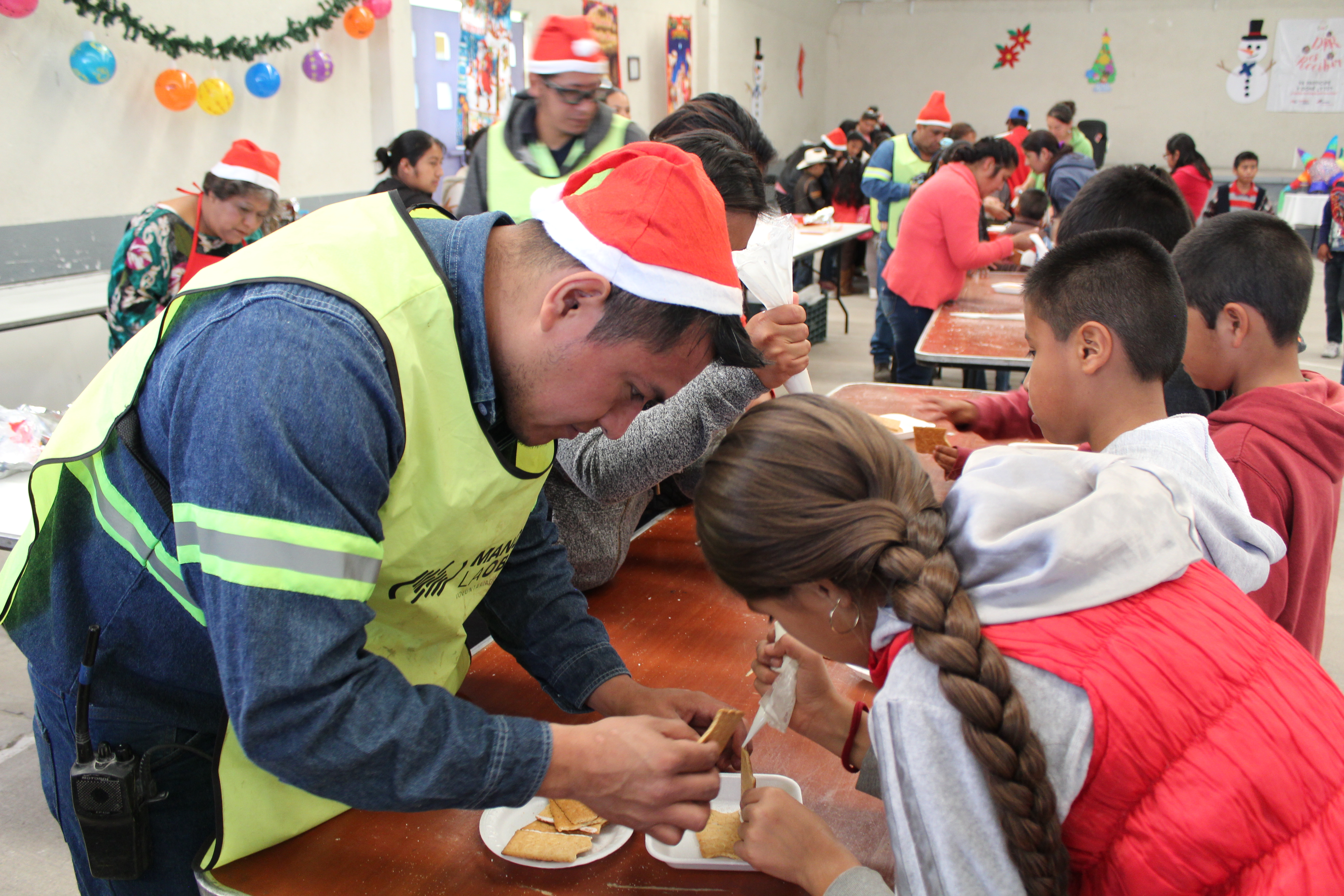 Voluntarios de CEMEX cumplen sueño navideño de niños mexicanos