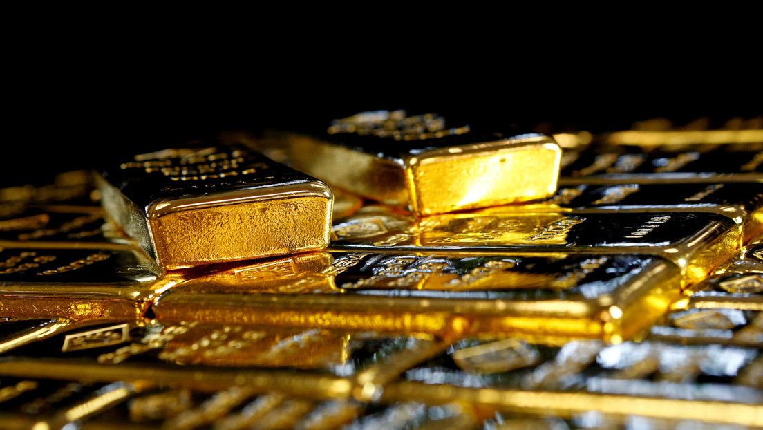 Oro cae desde máximos de un mes ante avance del dólar | Outletminero