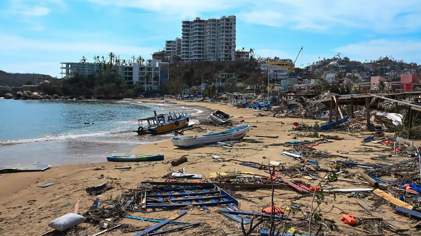 Familias En Busca De Sus Seres Queridos Desaparecidos En El Mar De Acapulco Tras El Huracán Otis 