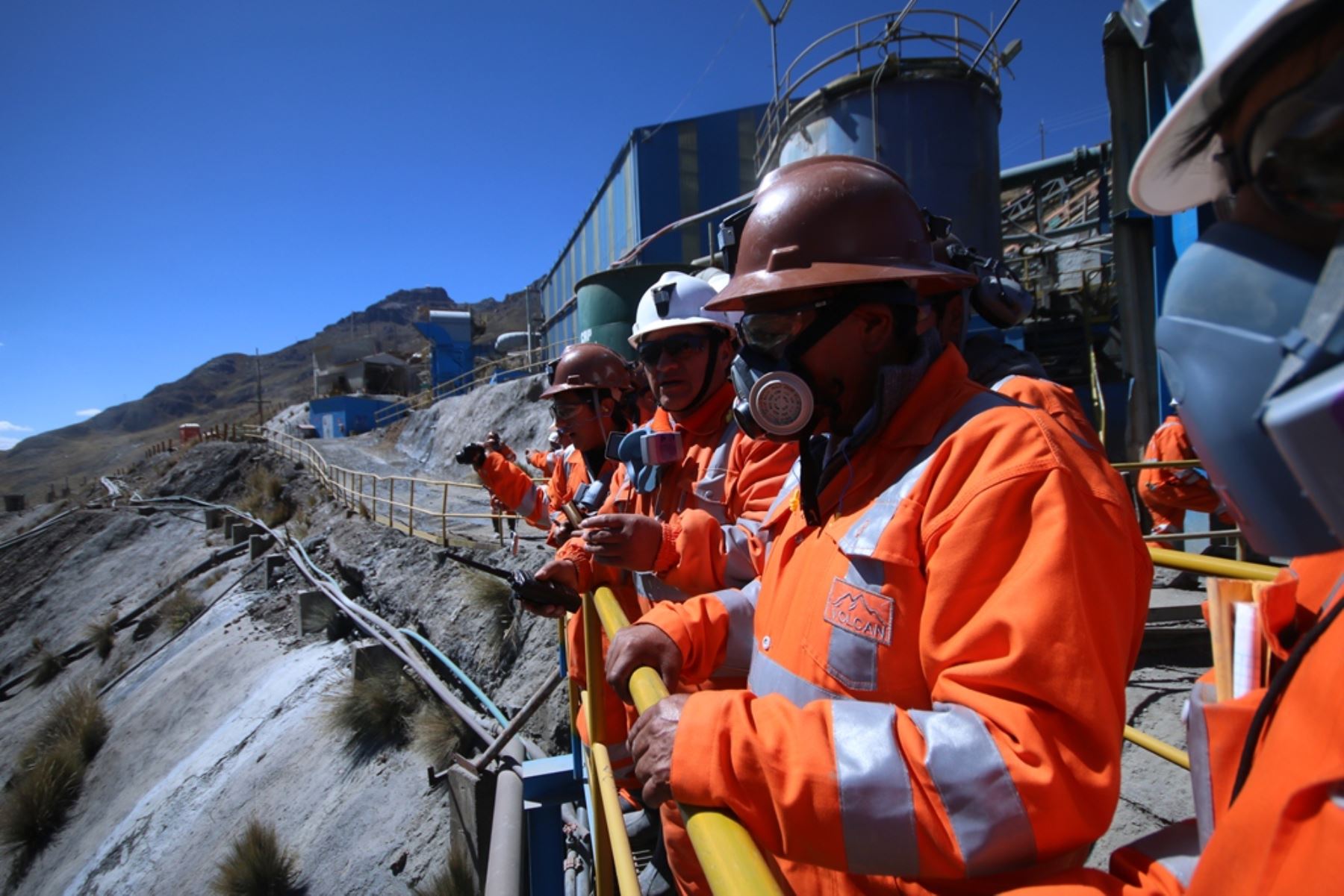 Экономика горнодобывающей промышленности. Перу промышленность. Горнодобывающая промышленность Перу. Горнорудная промышленность в Перу. Промышленность в горах.